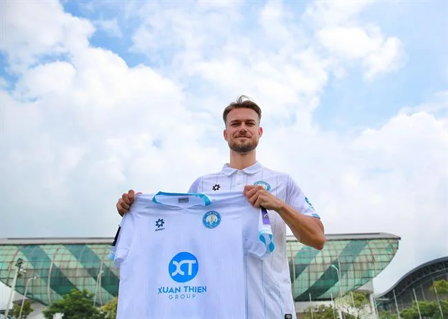 Người chơi đang xem các chương trình khuyến mãi hấp dẫn trên hi8823 app ios